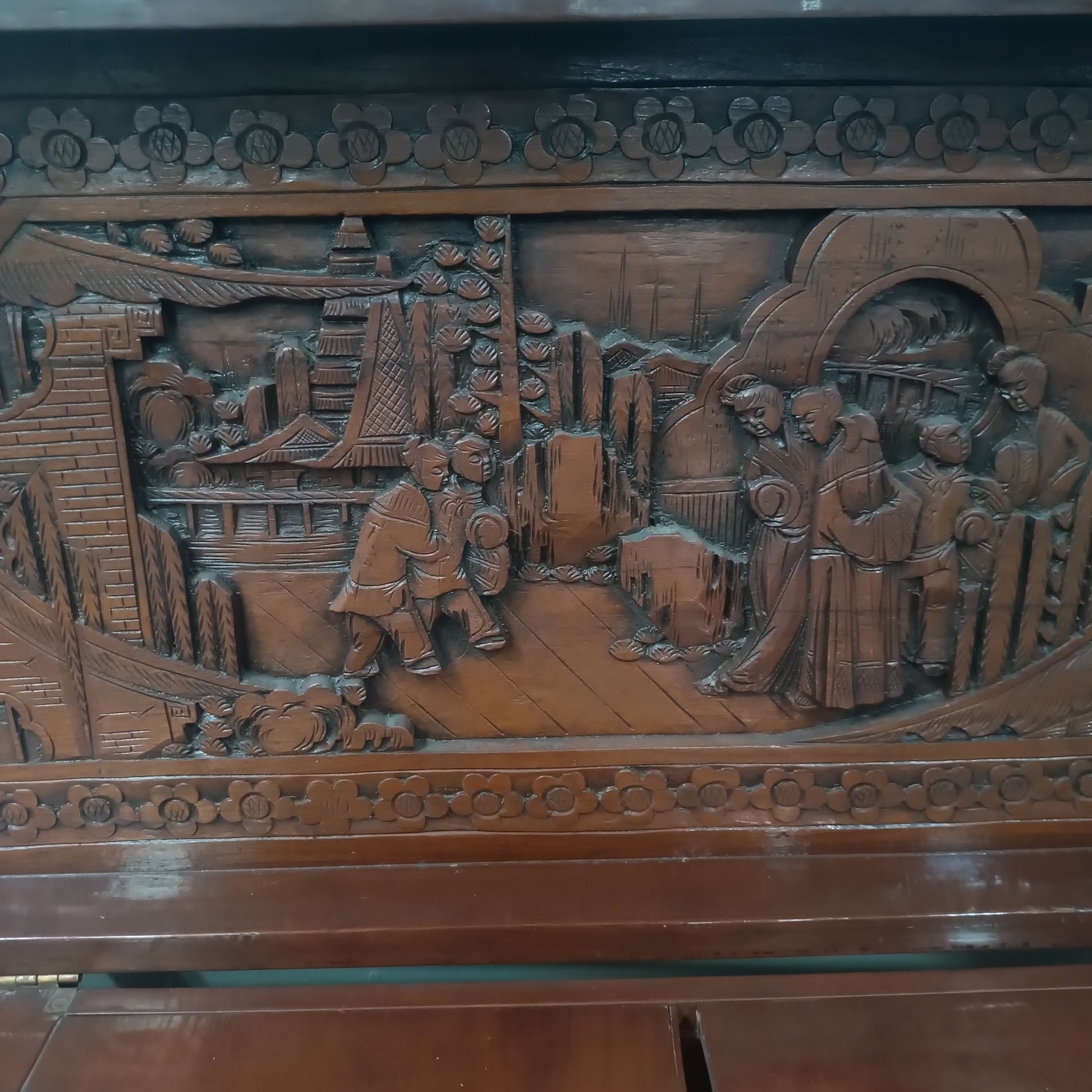 Mueble botellero estilo asiático tallado en madera de caoba de época