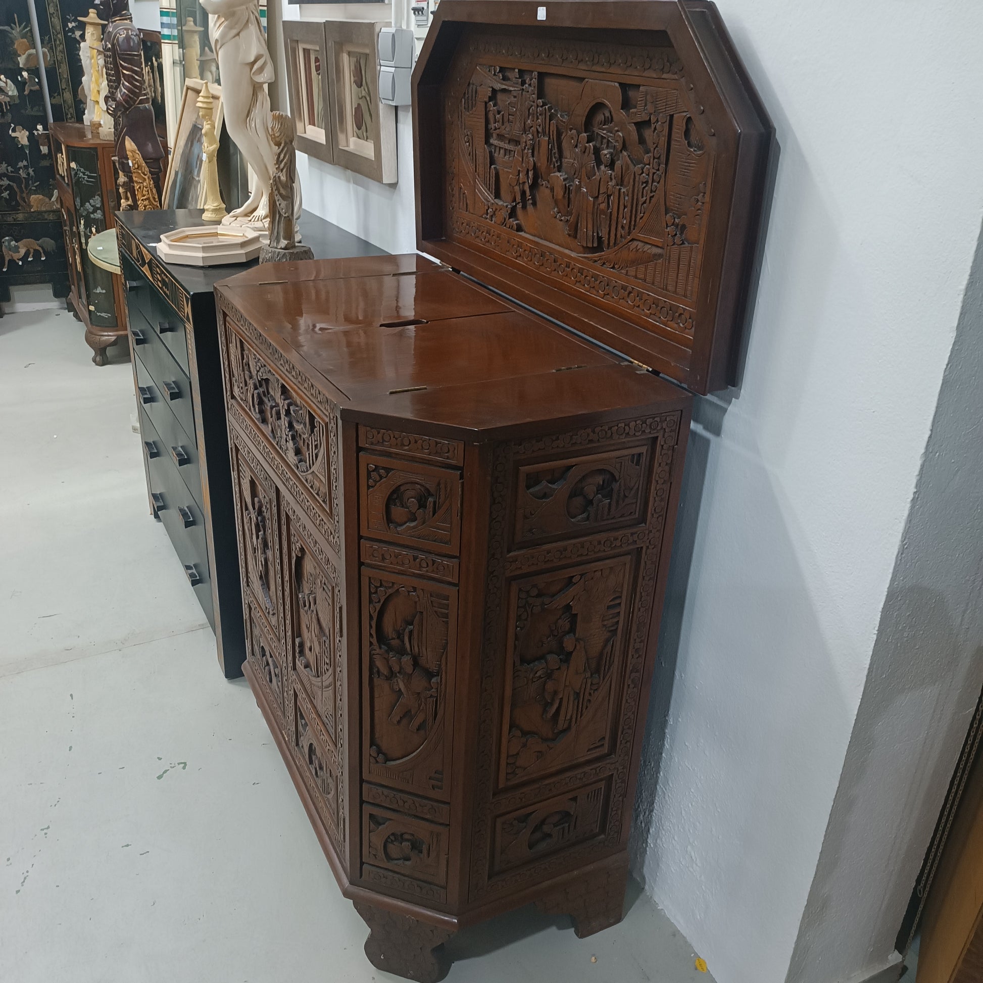 Mueble botellero estilo asiático tallado en madera de caoba de época