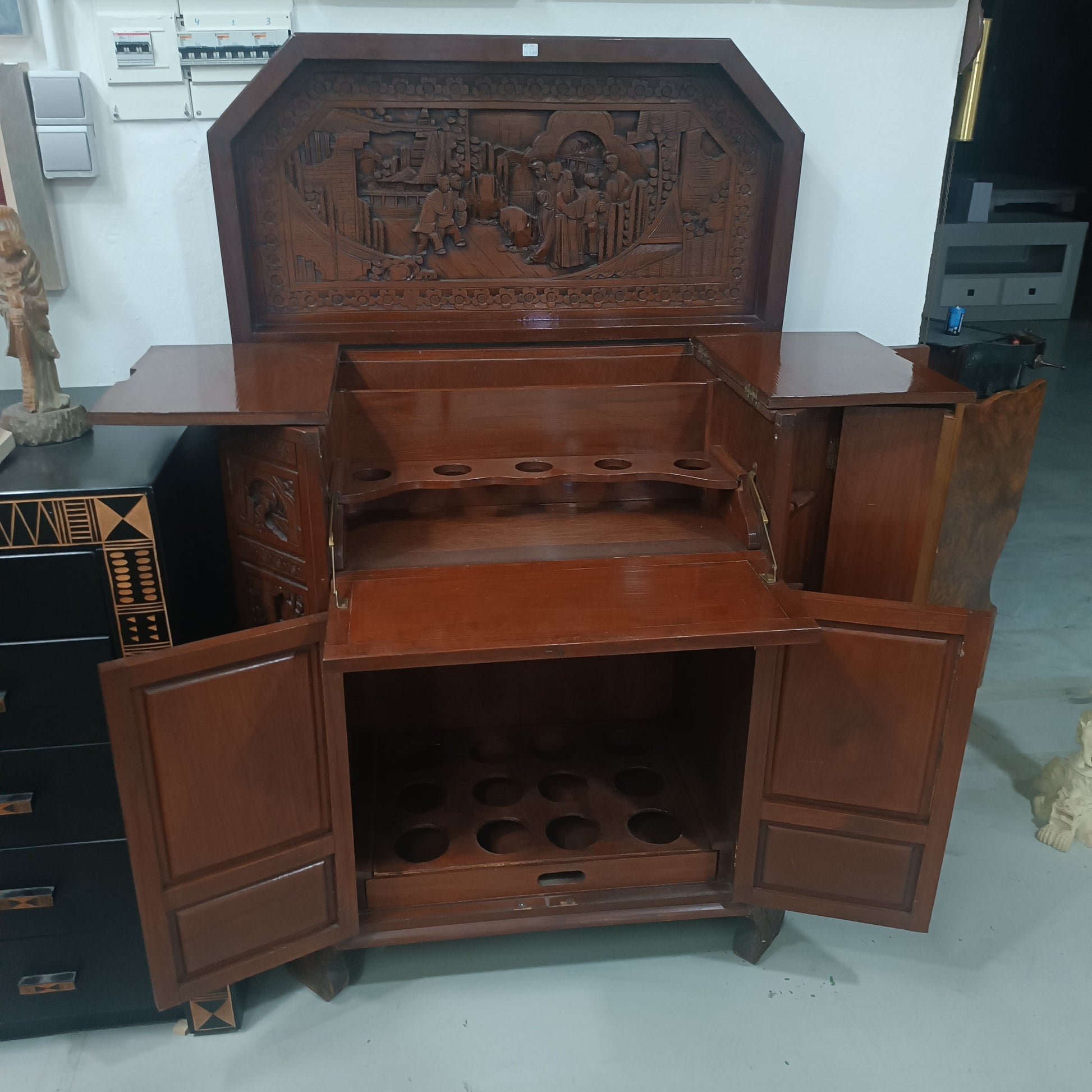 Mueble botellero estilo asiático tallado en madera de caoba de época