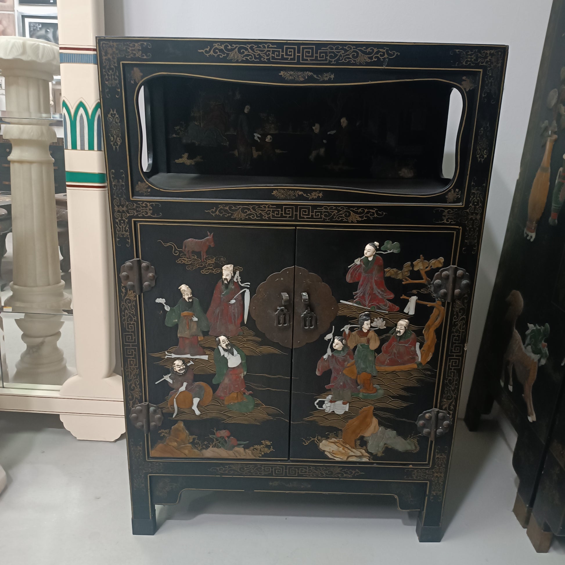 Mueble Taquillon Asiatico con cabezas de marfil y vestidos de piedras duras