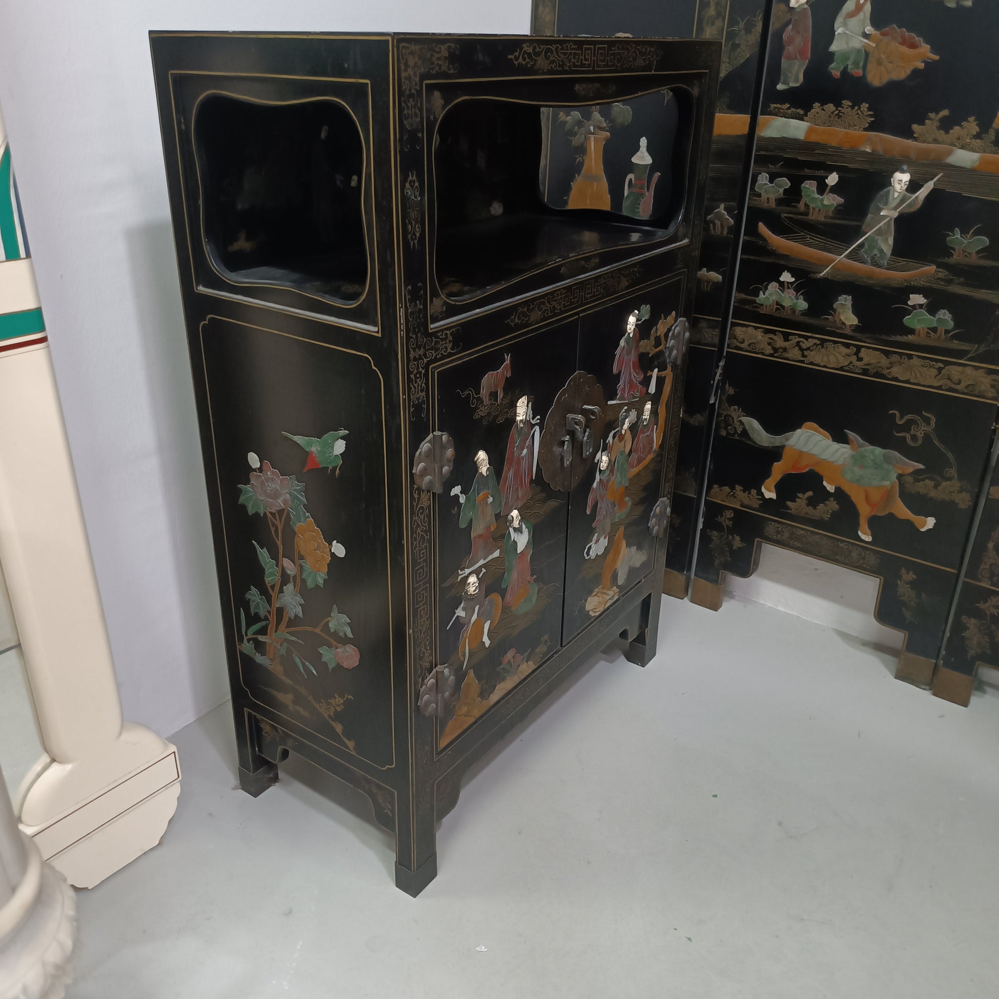 Mueble Taquillon Asiatico con cabezas de marfil y vestidos de piedras duras