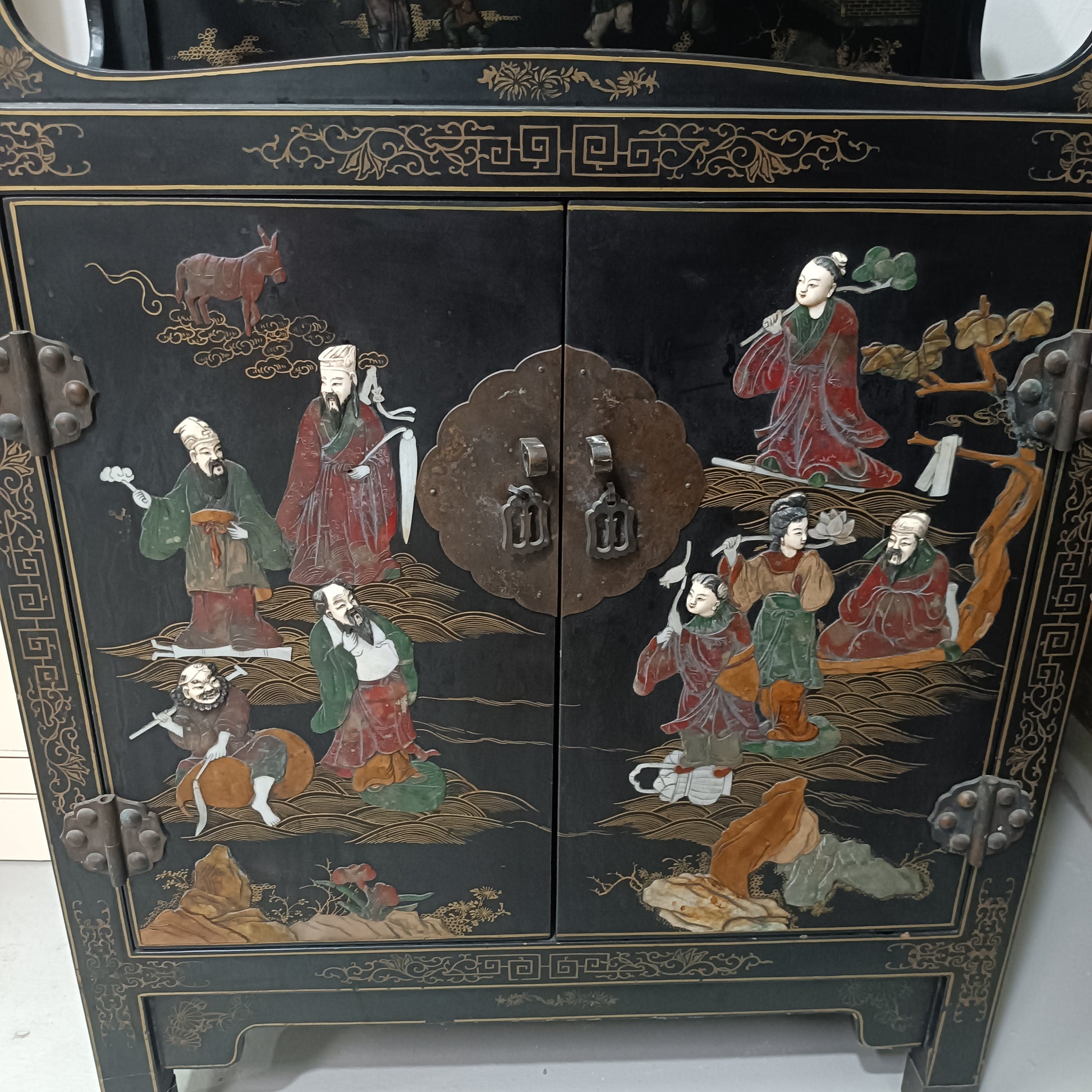 Mueble Taquillon Asiatico con cabezas de marfil y vestidos de piedras duras