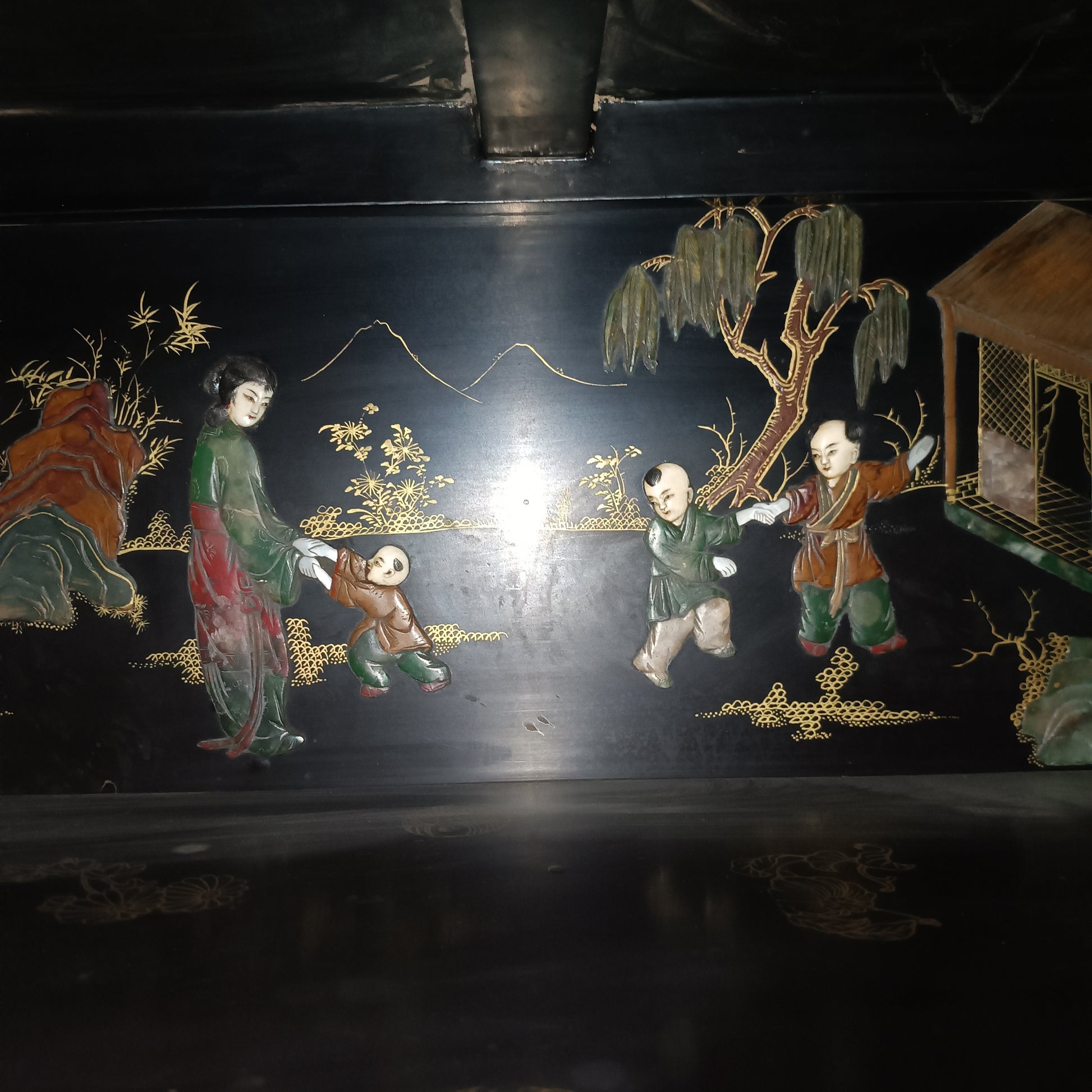 Mueble Taquillon Asiatico con cabezas de marfil y vestidos de piedras duras