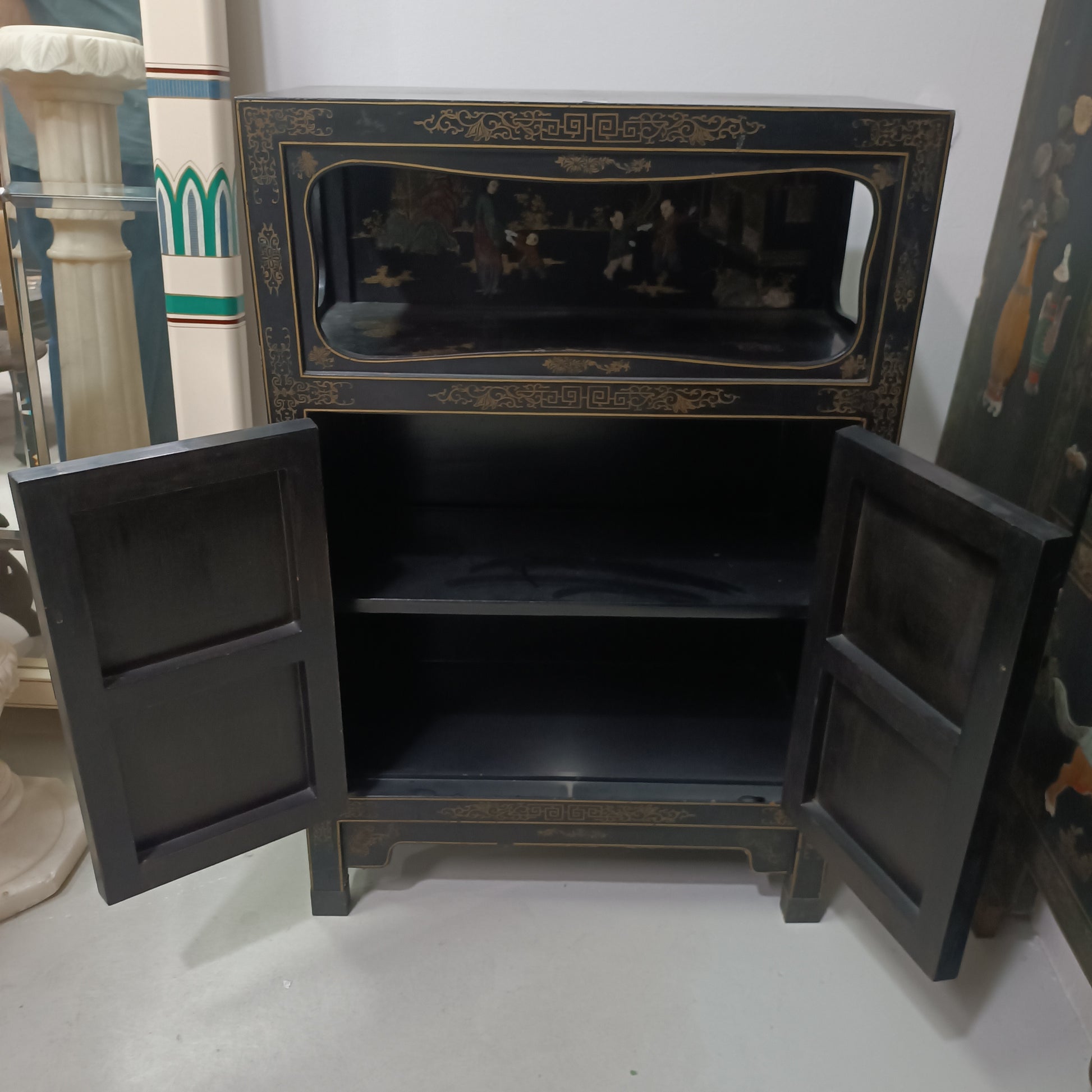 Mueble Taquillon Asiatico con cabezas de marfil y vestidos de piedras duras