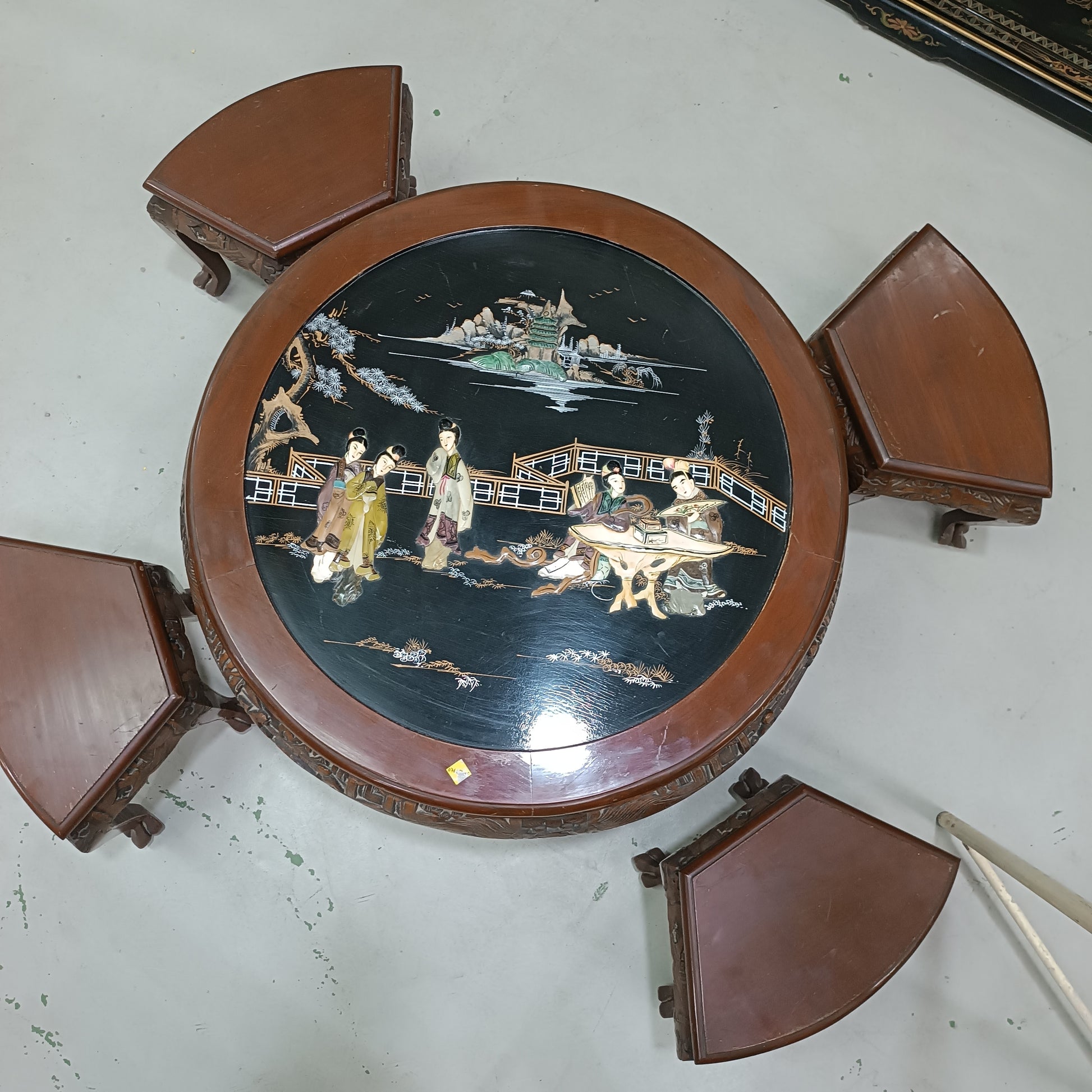 Mesa asiática de madera con personajes de marfil y piedras duras