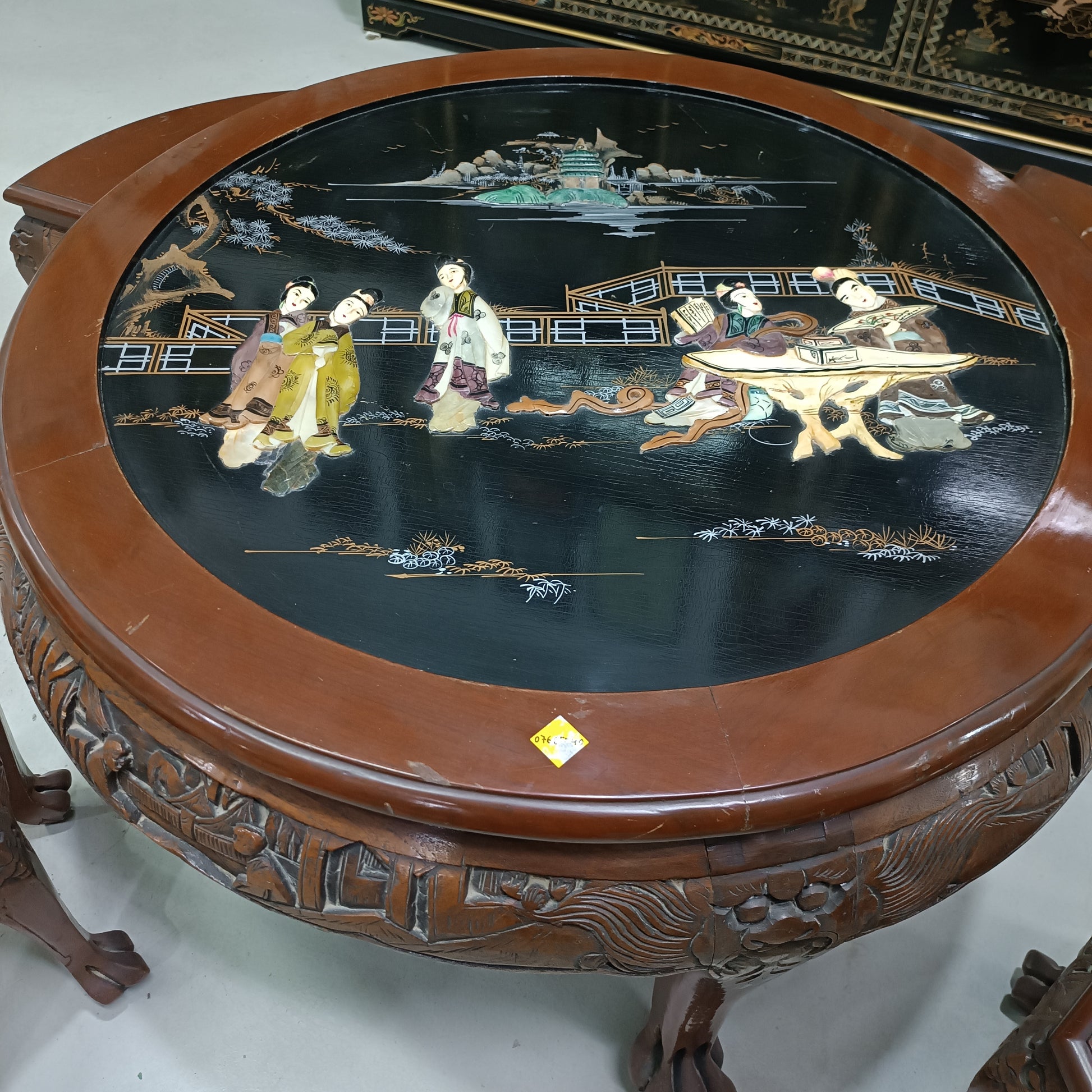 Mesa asiática de madera con personajes de marfil y piedras duras