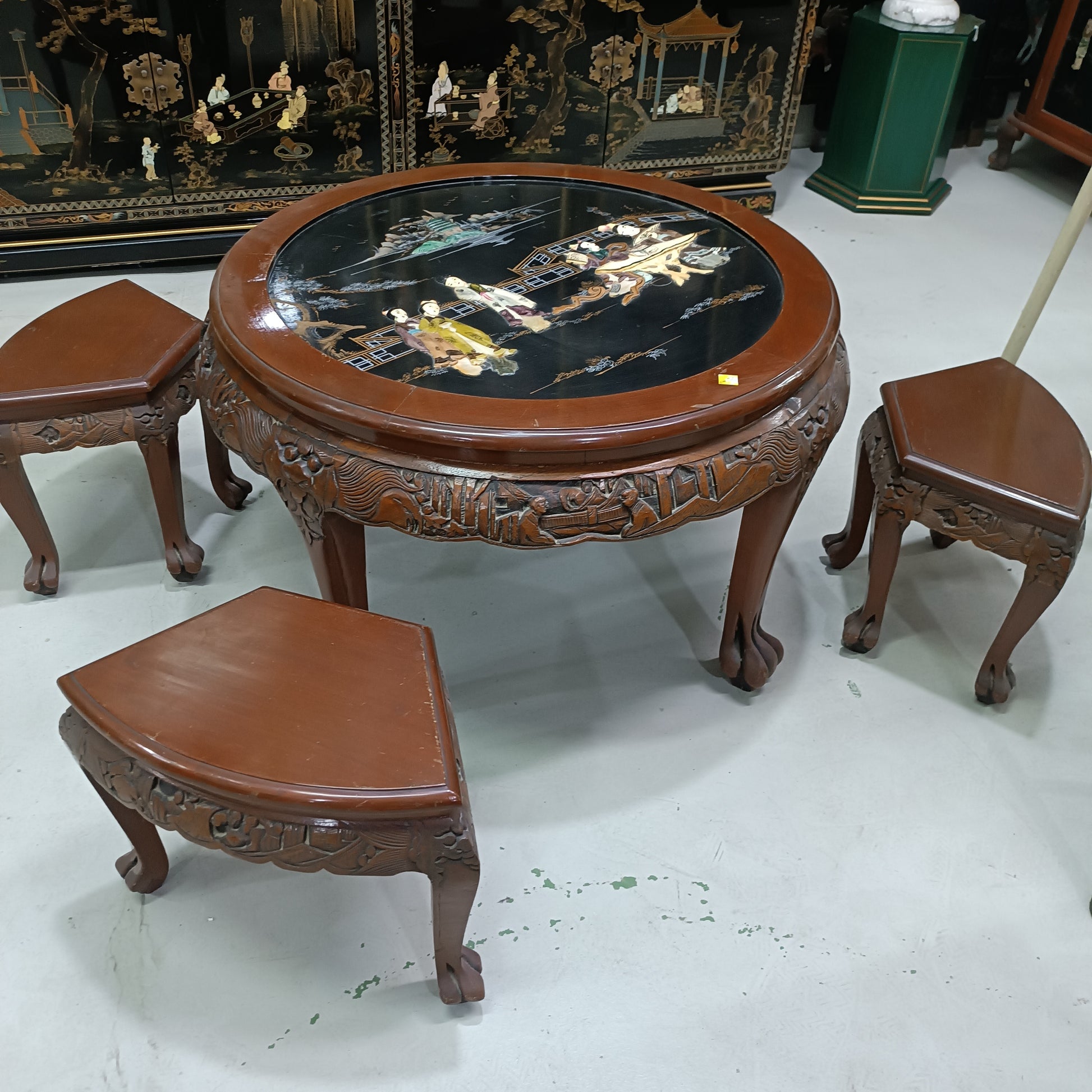 Mesa asiática de madera con personajes de marfil y piedras duras