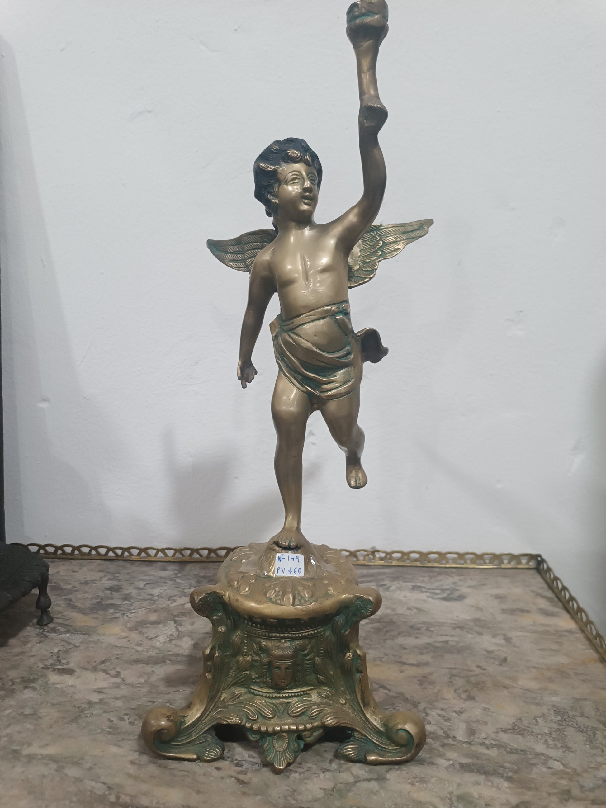 Figura de querubín en bronce patinado sobre base Neobarroca – 52 cm